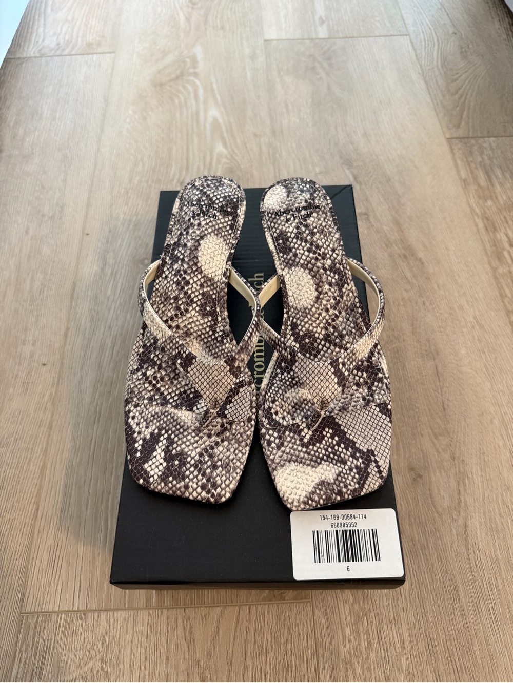 NEW Abercrombie & Fitch Vera Snake Print Thong Kitten Heel Sandals Size 6